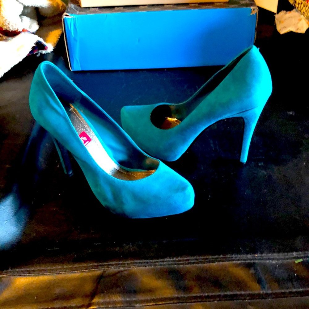 BCBG Parade Teal / kidSuede so 8.5 M brand New